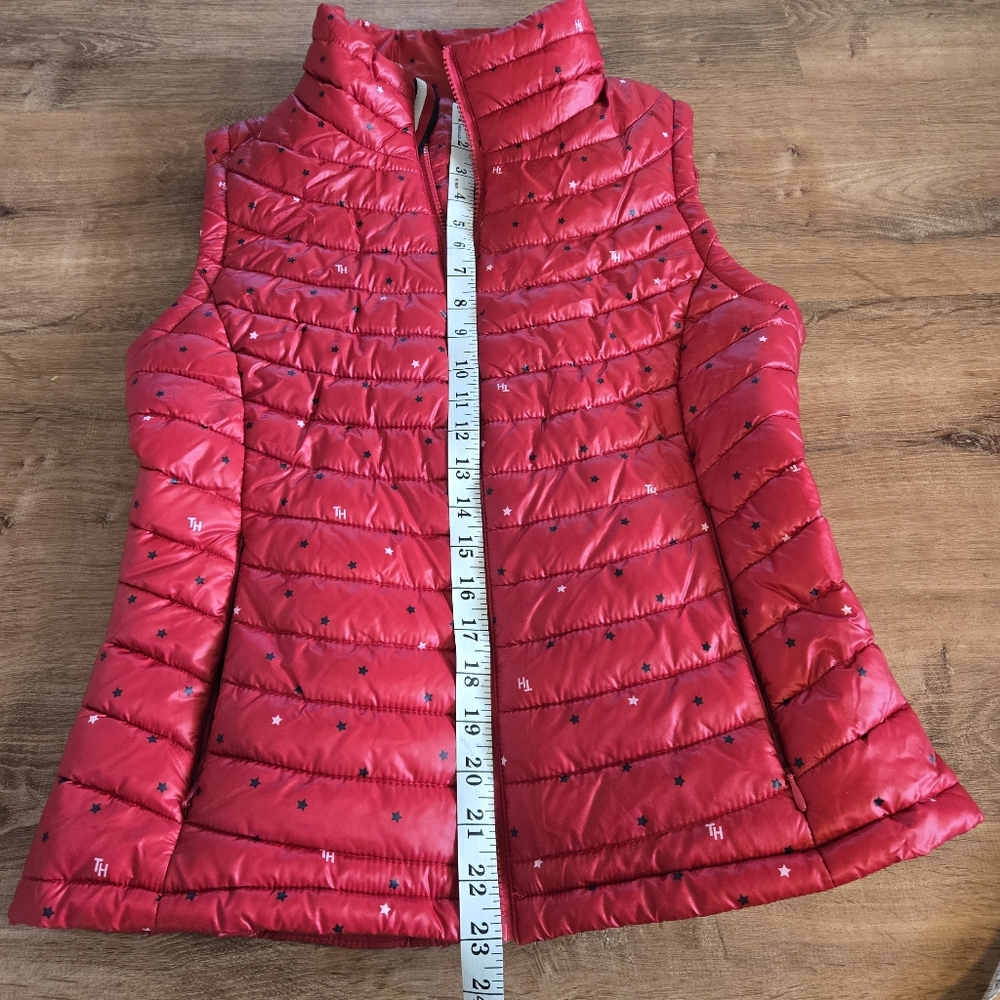 Tommy Hilfiger Small Red Puffer Vest with Star Pattern - Picture 8 of 8